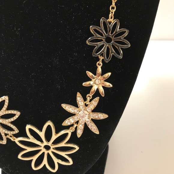 NWT Amrita Singh Gold Floral Statement Necklace - Picture 4 of 11